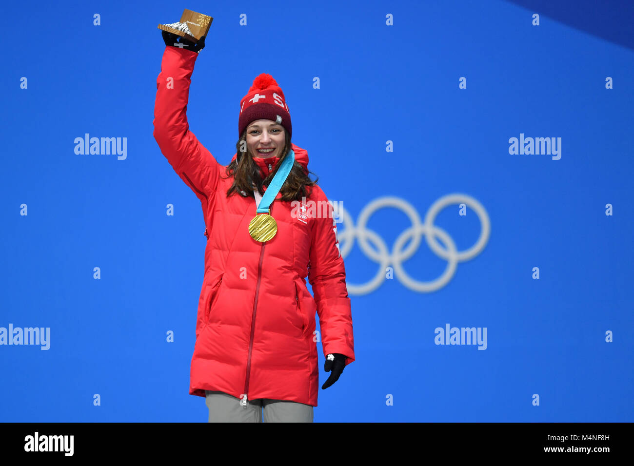 Sarah HOEFFLIN, SUI, 1. Platz, Goldmedaillengewinnerin, or, Goldmedaille, Olympiasiegerin, jubilation, jubelt, Freude, Begeisterung, émotion, jubeln, Cheers, le ski acrobatique Slopestyle Dames. Siegerehrung Cérémonie, la victoire, Place des médailles olympiques PyeongChang am 16.02.2018. Olympische Winterspiele 2018, vom 09.02. - 25.02.2018 à PyeongChang/ Suedkorea. Dans le monde d'utilisation | Banque D'Images