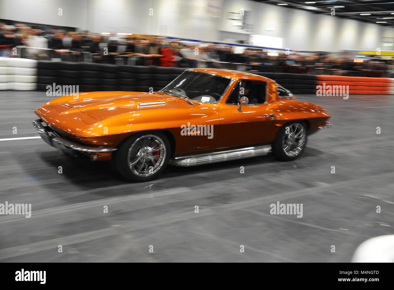 Londres, Royaume-Uni. Feb 17, 2018. Un 1964 Corvette C2 Z06 Sting Ray 7.0L roulant sur la promenade quotidienne sur la Grande Parade à la London Classic Car Show qui aura lieu à l'ExCel London, Royaume-Uni. Plus de 700 des plus belles voitures classiques sont exposées à l'exposition allant de l'avant-guerre vintage tourers à un concept moderne de voitures. Le spectacle réunit dans autour de 37 000 visiteurs, allant de graves chefs d'essence des gens qui aiment les belles et les véhicules classiques. Crédit : Michael Preston/Alamy Live News Banque D'Images