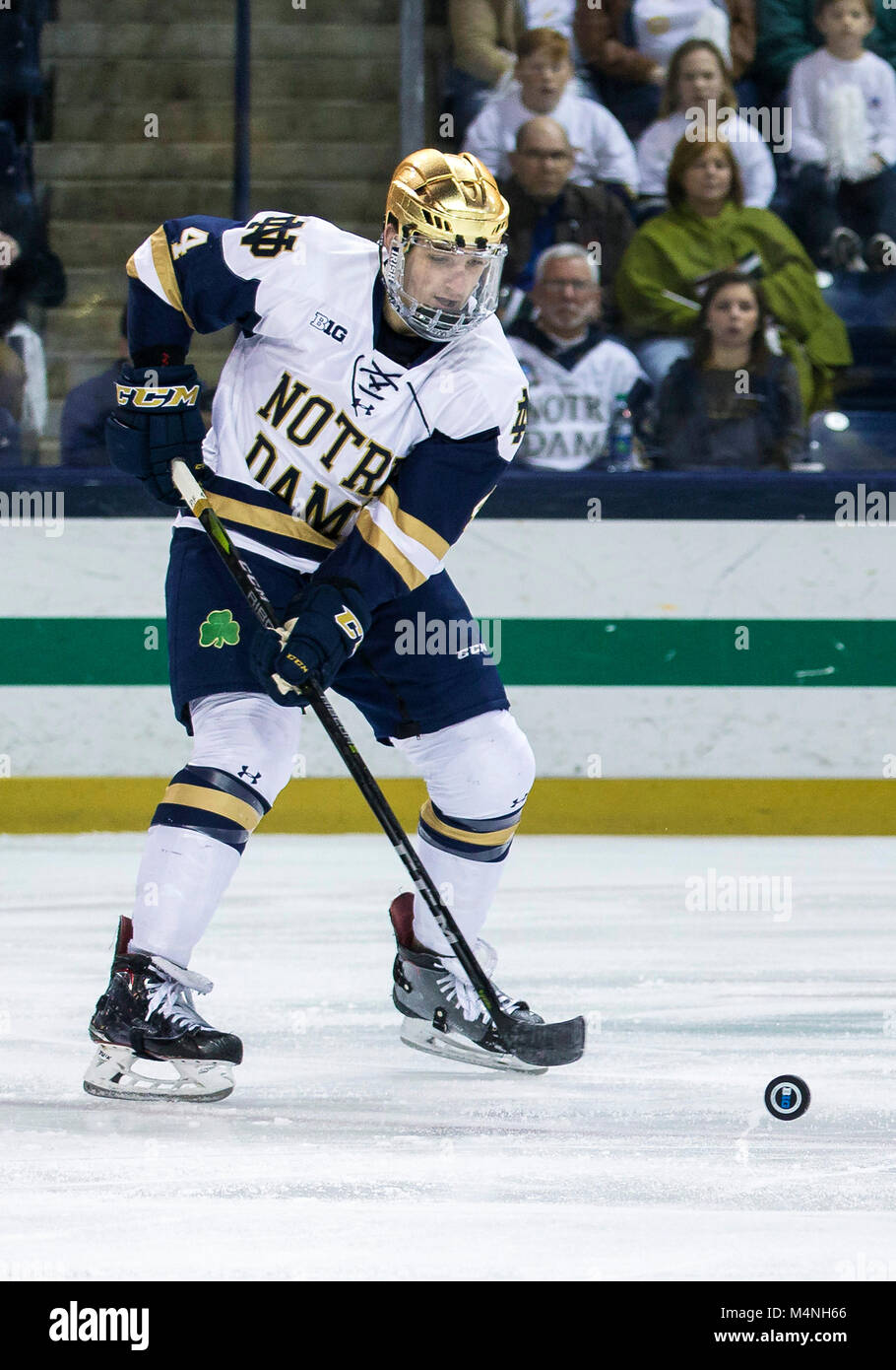 16 février 2018 : Notre Dame le défenseur Dennis Gilbert (4) contrôle la rondelle de hockey NCAA au cours de l'action entre les Notre Dame Fighting Irish et le Michigan Wolverines à Compton Famille Ice Arena à South Bend, Indiana. Michigan défait Notre Dame 4-2. John Mersits/CSM Banque D'Images