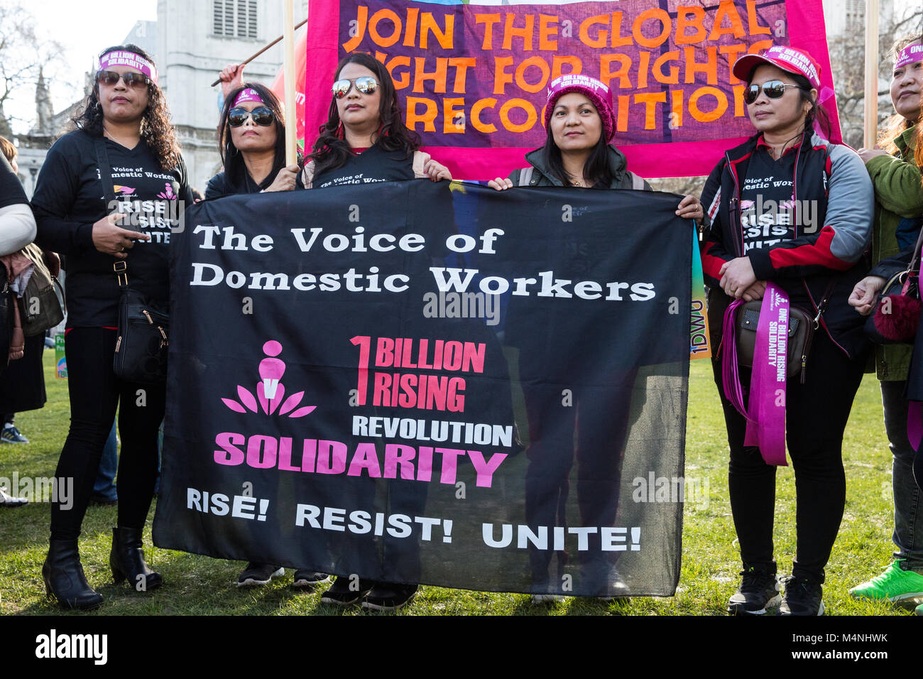 Londres, Royaume-Uni. 17 Février, 2018. Les migrants et leurs partisans tenir une journée sans nous 1 rassemblement à la place du Parlement dans le cadre d'une deuxième journée d'action national annuel de célébration de l'énorme contribution des migrants au Royaume-Uni et en solidarité avec les travailleurs migrants passés et présents dans le NHS. Credit : Mark Kerrison/Alamy Live News Banque D'Images