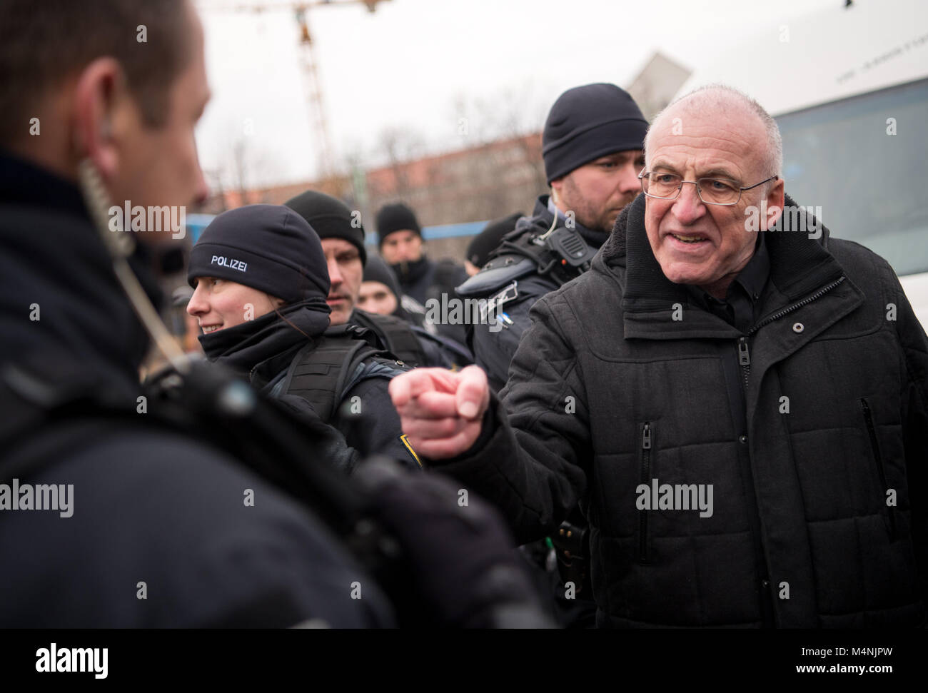 Dresde, Allemagne. Feb 17, 2018. Négationniste Gerhard Ittner (R) a une argumnent avec un agent de police pendant la démonstration à Dresde, Allemagne, 17 février 2018. Credit : Monika Skolimowska/dpa-Zentralbild/dpa/Alamy Live News Banque D'Images