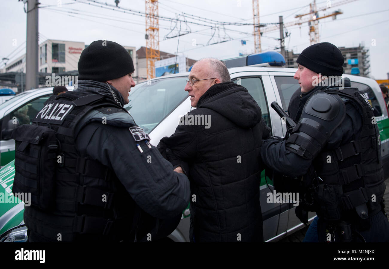 Dresde, Allemagne. Feb 17, 2018. Les agents de police porter négationniste Gerhard Ittner (C) pour un véhicule de police après la fin du rallye à Dresde, Allemagne, 17 février 2018. Credit : Monika Skolimowska/dpa-Zentralbild/dpa/Alamy Live News Banque D'Images