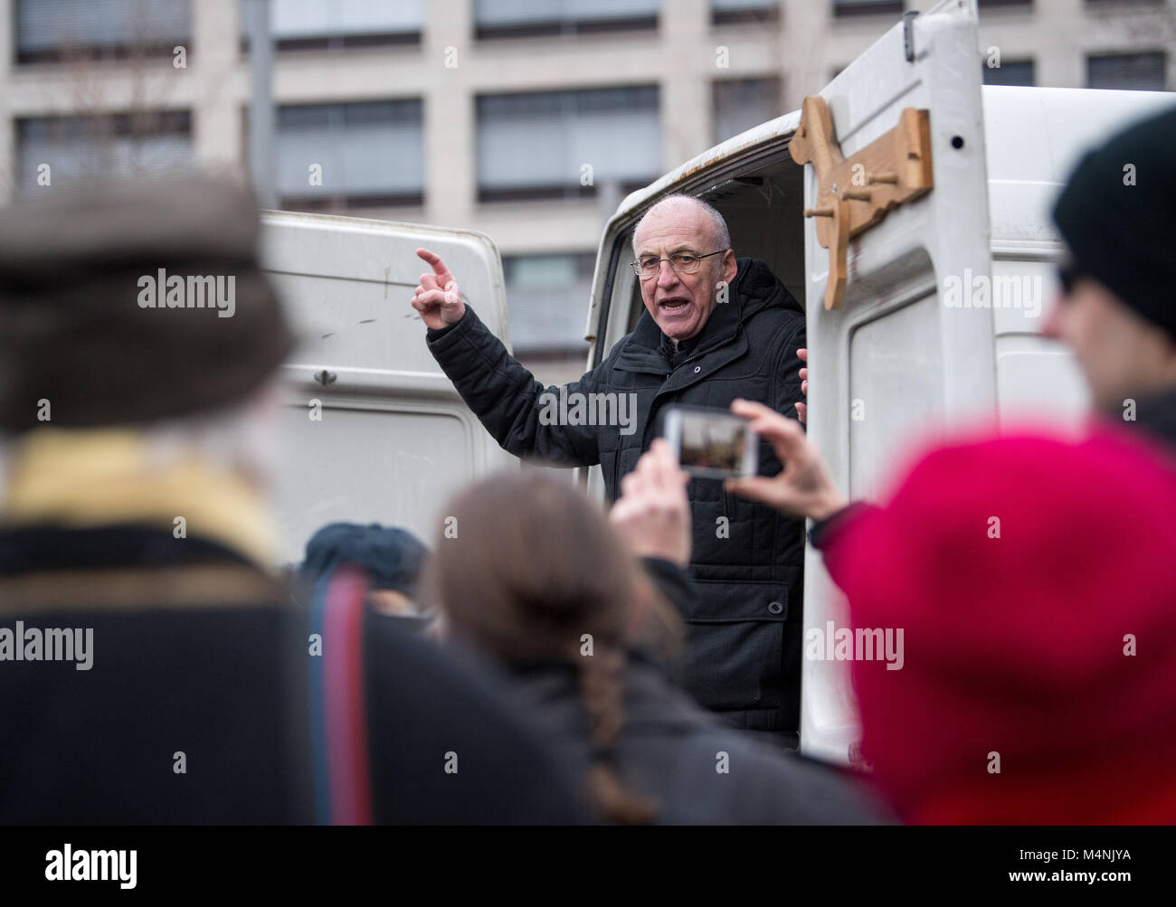 Dresde, Allemagne. Feb 17, 2018. Négationniste Gerhard Ittner parle pour les manifestants après la fin du rallye à la place Postplatz à Dresde, Allemagne, 17 février 2018. Credit : Monika Skolimowska/dpa-Zentralbild/dpa/Alamy Live News Banque D'Images