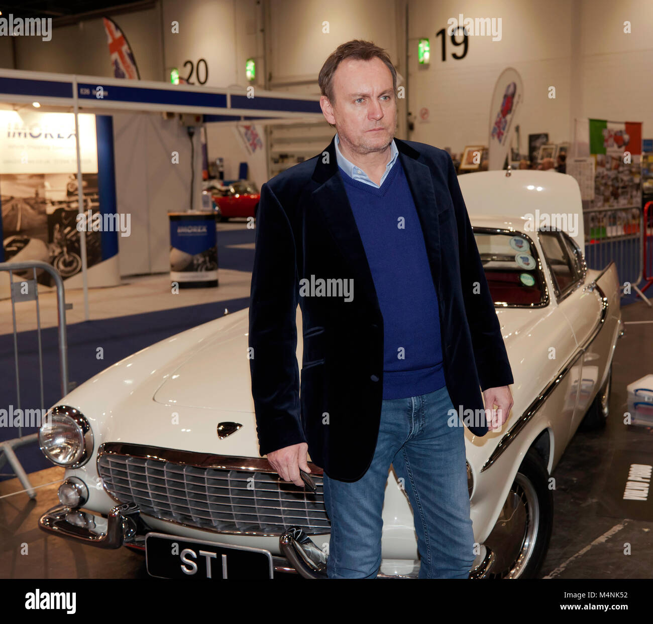 Philip Glenister posant par une Volvo P1800, le même véhicule utilisé par Roger Moor dans la série télévisée "The Saint". Phillip a conduit cette voiture dans un eppisode de Channel 4 ' pour l'amour des voitures', qu'il a présenté. Banque D'Images