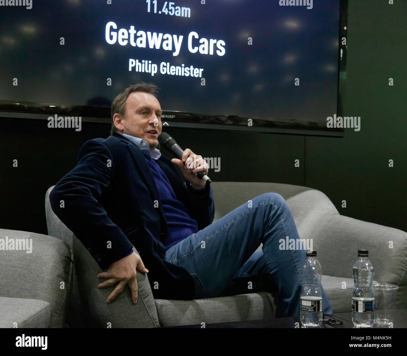 L'acteur Philip Glenister étant interviewé au Supagard Theatre, à la section historique Motosport International du 2018, London Classic car Show Banque D'Images