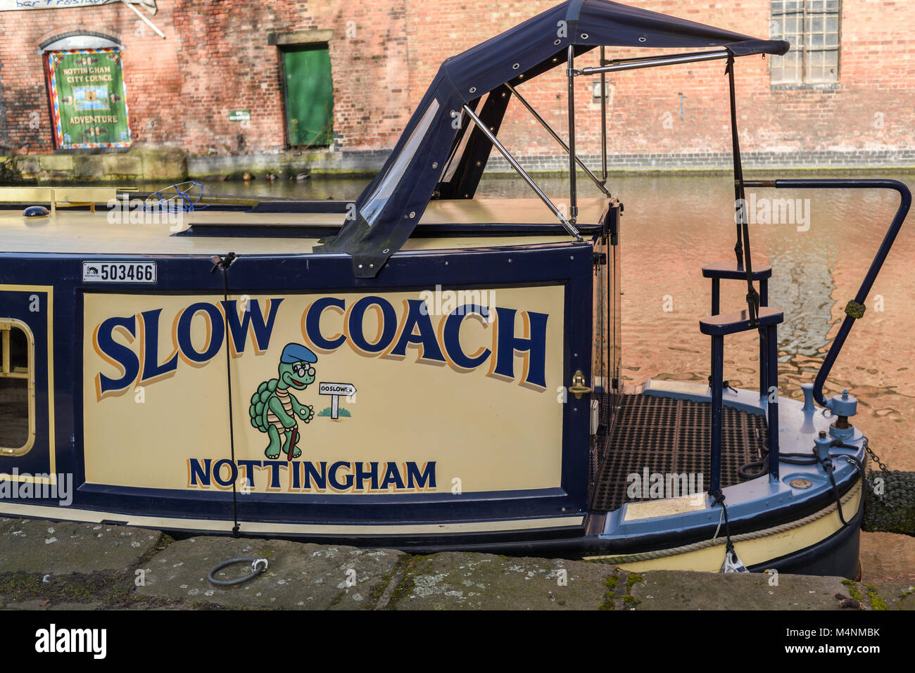 Entraîneur lente péniche sur le canal de la ville de Nottingham, Royaume-Uni. Banque D'Images