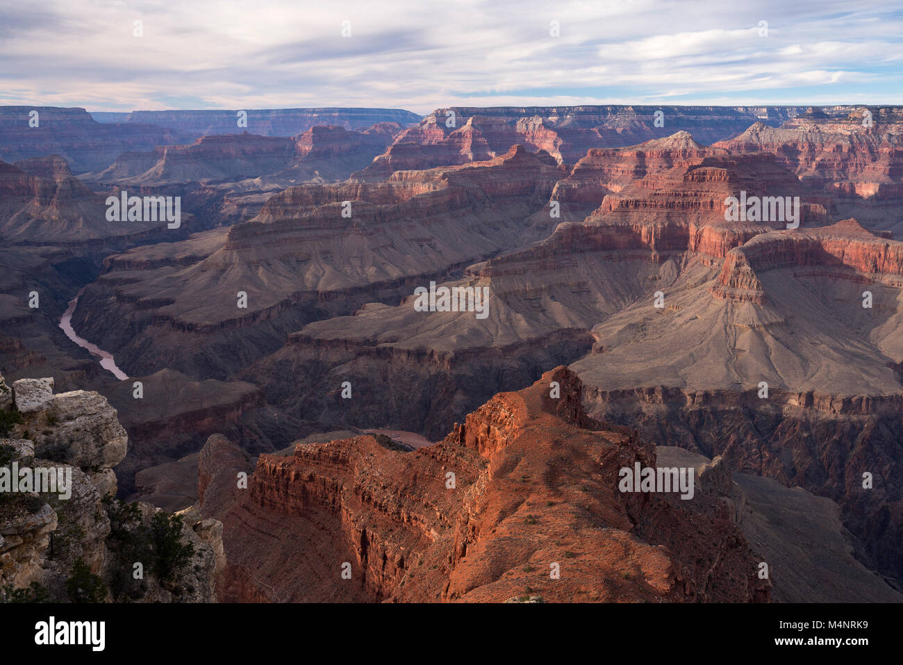 Le Parc National du Grand Canyon au-dessus de la rivière Colorado, vue de la rive sud. Situé à destination de renommée mondiale dans le nord de l'Arizona. Banque D'Images