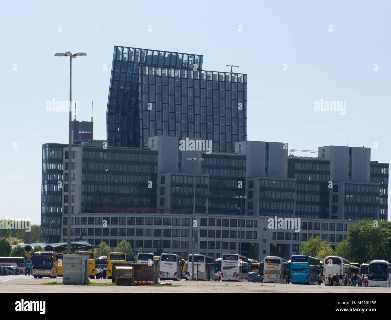 Hambourg, Allemagne - 07 mai 2016 : Lors de l'anniversaire du port de Hambourg il y a beaucoup d'entraîneurs parking sur la Heiligengeistfeld. Banque D'Images