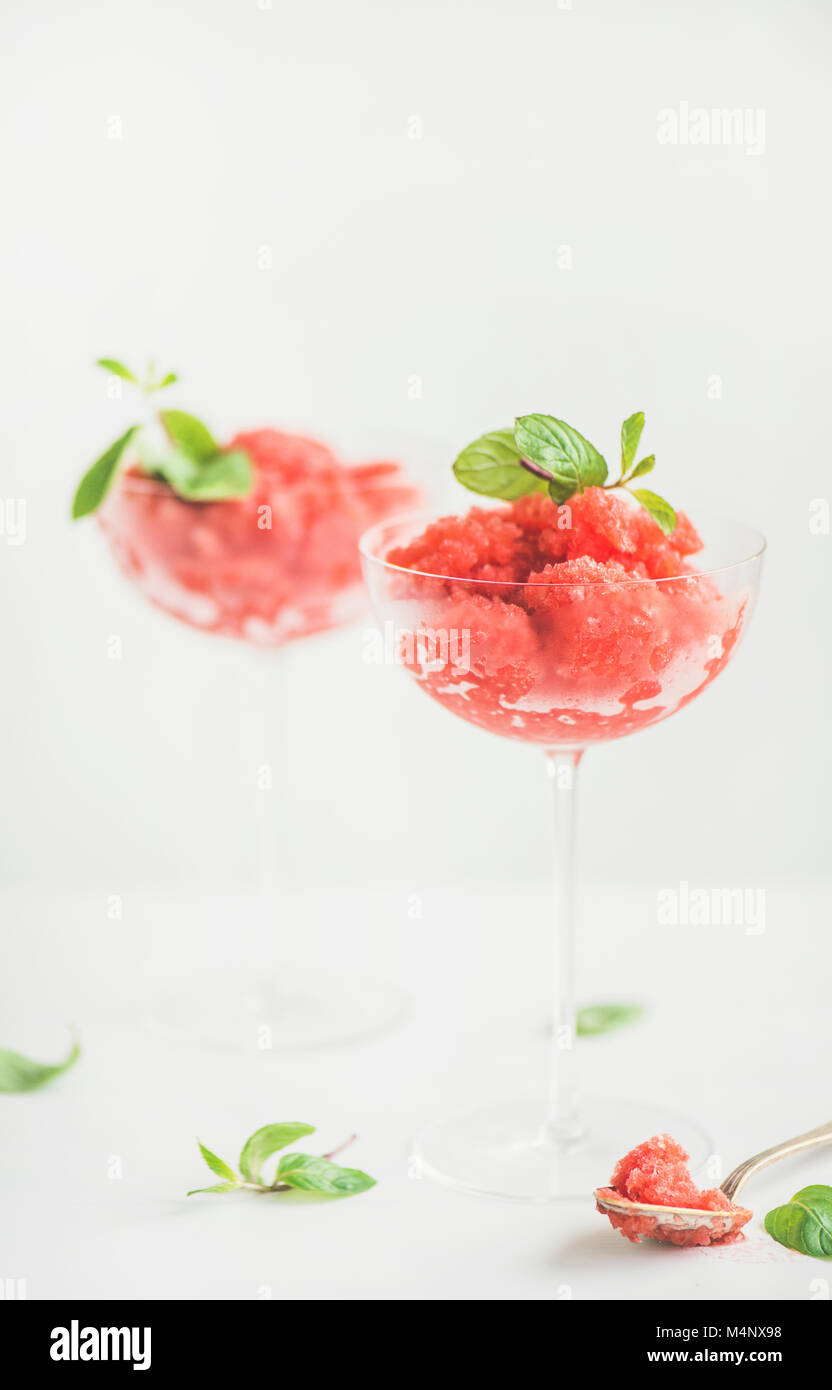 Faible en calories en bonne santé traiter l'été. Fraise et granité ou du champagne en dessert avec glace pilée dans les verres de menthe champaigne, fond blanc, copie savs Banque D'Images