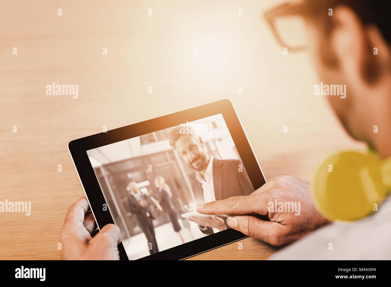 Image composite de l'image recadrée de man with digital tablet Banque D'Images