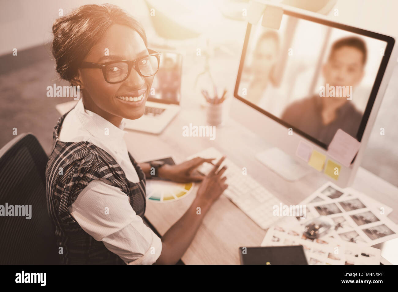 Image composite de computer while sitting at office Banque D'Images