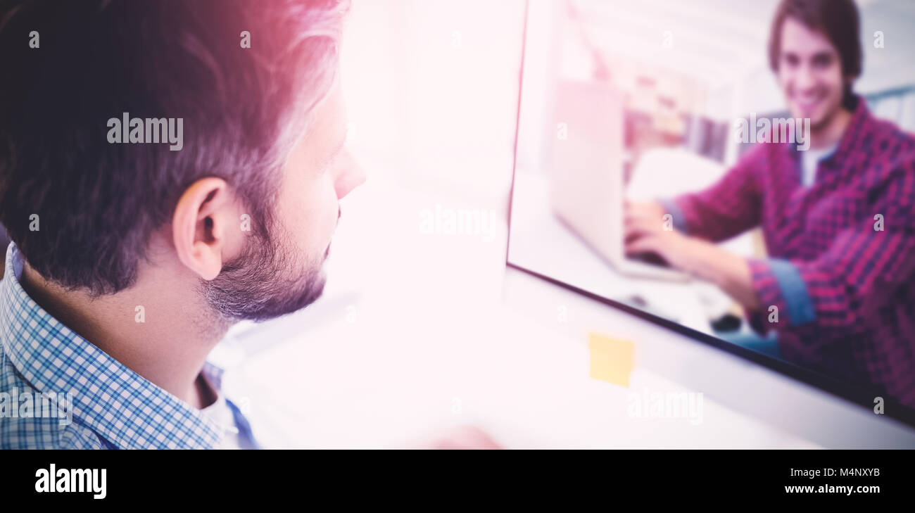 Image composite de designer graphique à l'aide d'ordinateur portable sur son bureau Banque D'Images