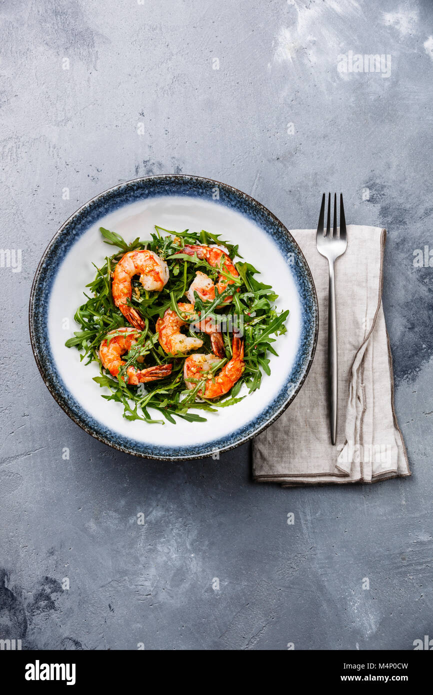 Salade de roquette avec crevettes Crevettes grises sur fond de béton Banque D'Images