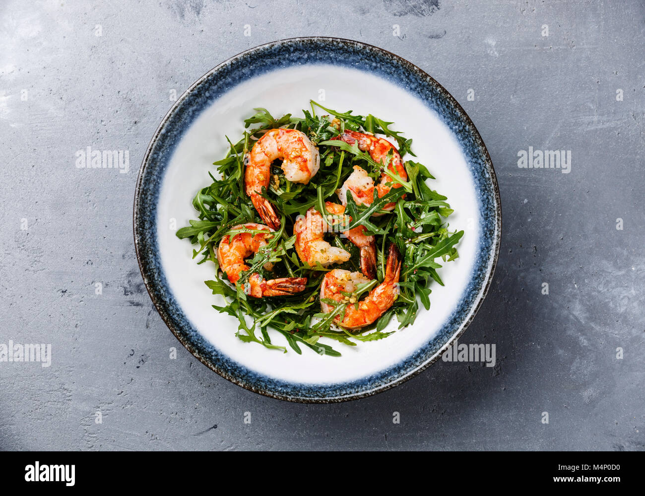 Salade de crevettes Crevettes en sur fond de béton gris Banque D'Images