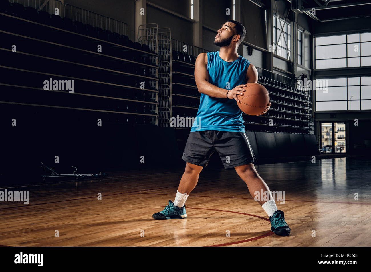 Portrait complet du corps noir de joueur professionnel de basket-ball dans  une action en terrain de basket-ball Photo Stock - Alamy
