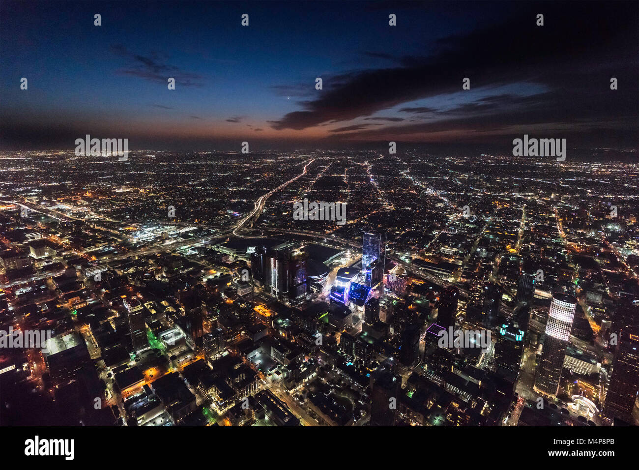 Los Angeles, Californie, USA - 11 Février 2018 : nuit vue aérienne des bâtiments, rues et autoroutes dans la revitalisation du centre-ville de South Park Banque D'Images