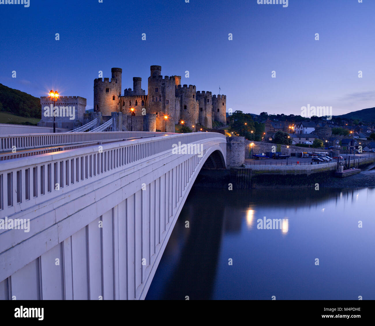 Conway Castle et pont-route au crépuscule, au nord du Pays de Galles Banque D'Images