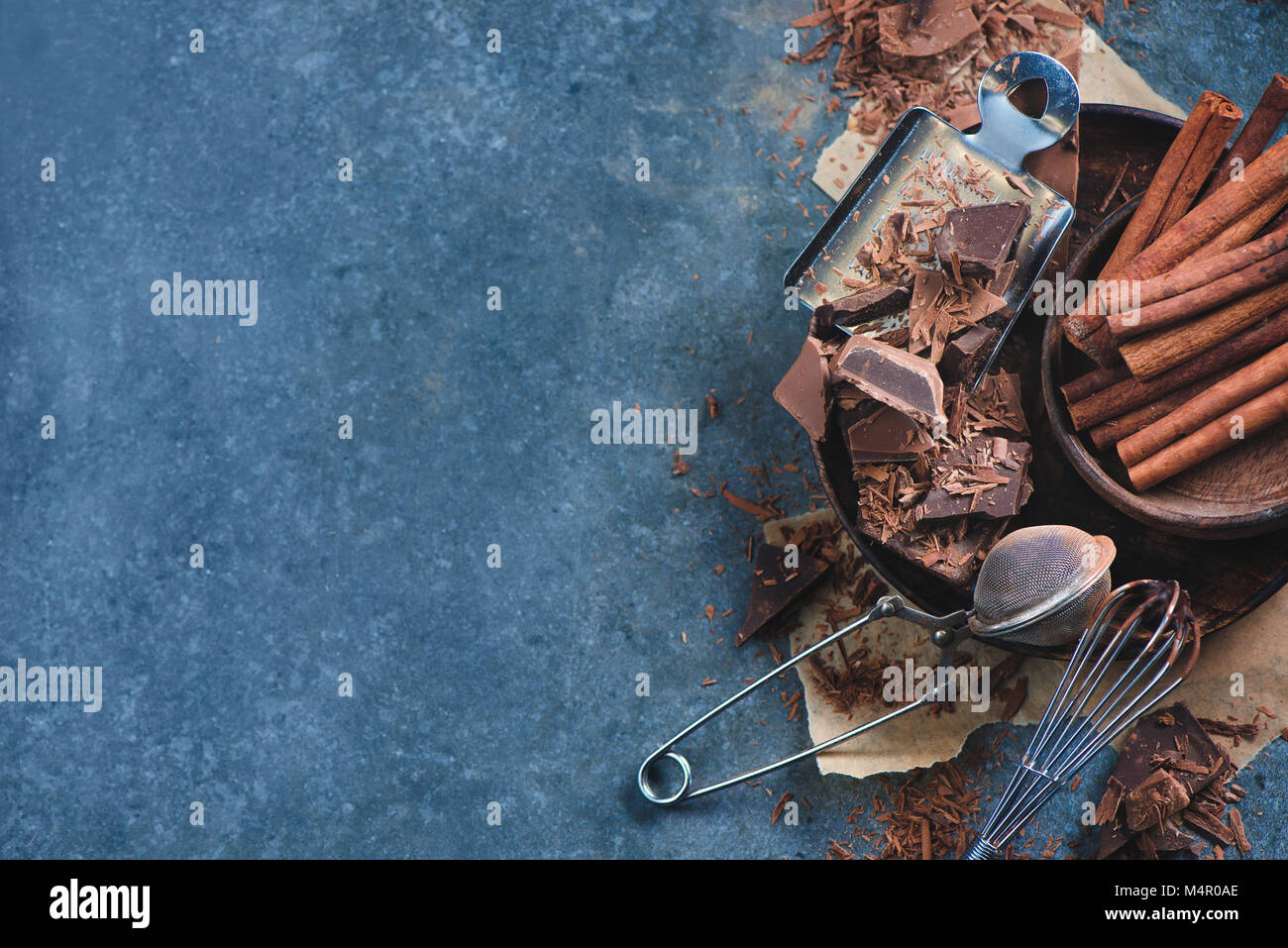 Sucreries sur une table de cuisine en marbre. Mélanger au fouet et crépine de cacao avec des morceaux de chocolat cassés, les épices, l'anis étoile, la cannelle et le cacao sur une pierre Banque D'Images