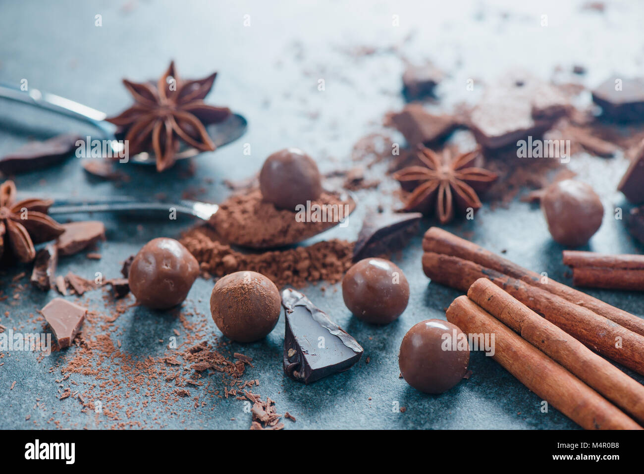 En-tête avec morceaux de chocolat, d'épices, d'anis étoile, la cannelle et cacao sur un fond de pierre. La cuisson et les desserts accueil concept. Banque D'Images