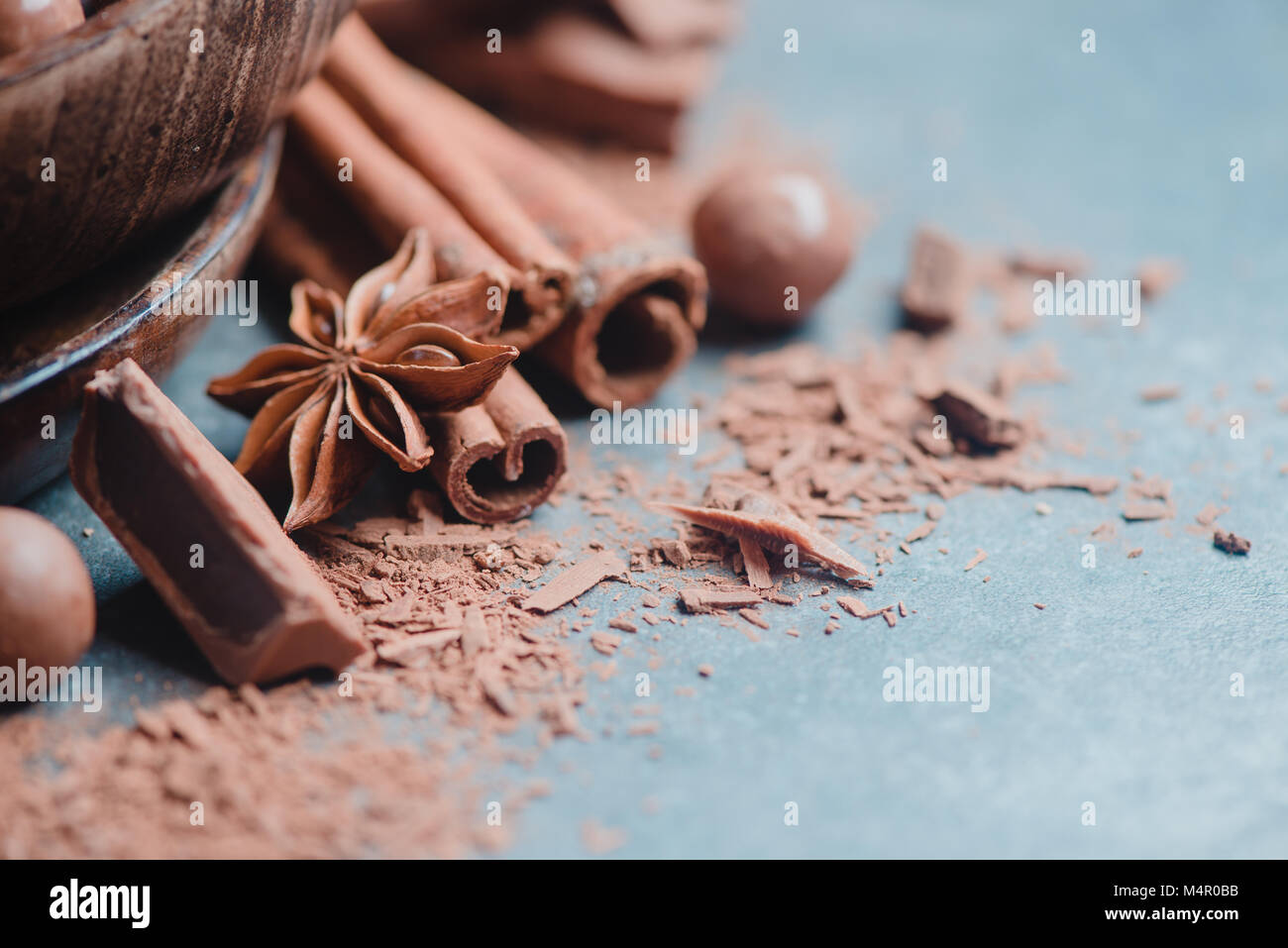 En-tête avec morceaux de chocolat, d'épices, d'anis étoile, la cannelle et cacao sur un fond de pierre. La cuisson et les desserts accueil concept. Banque D'Images