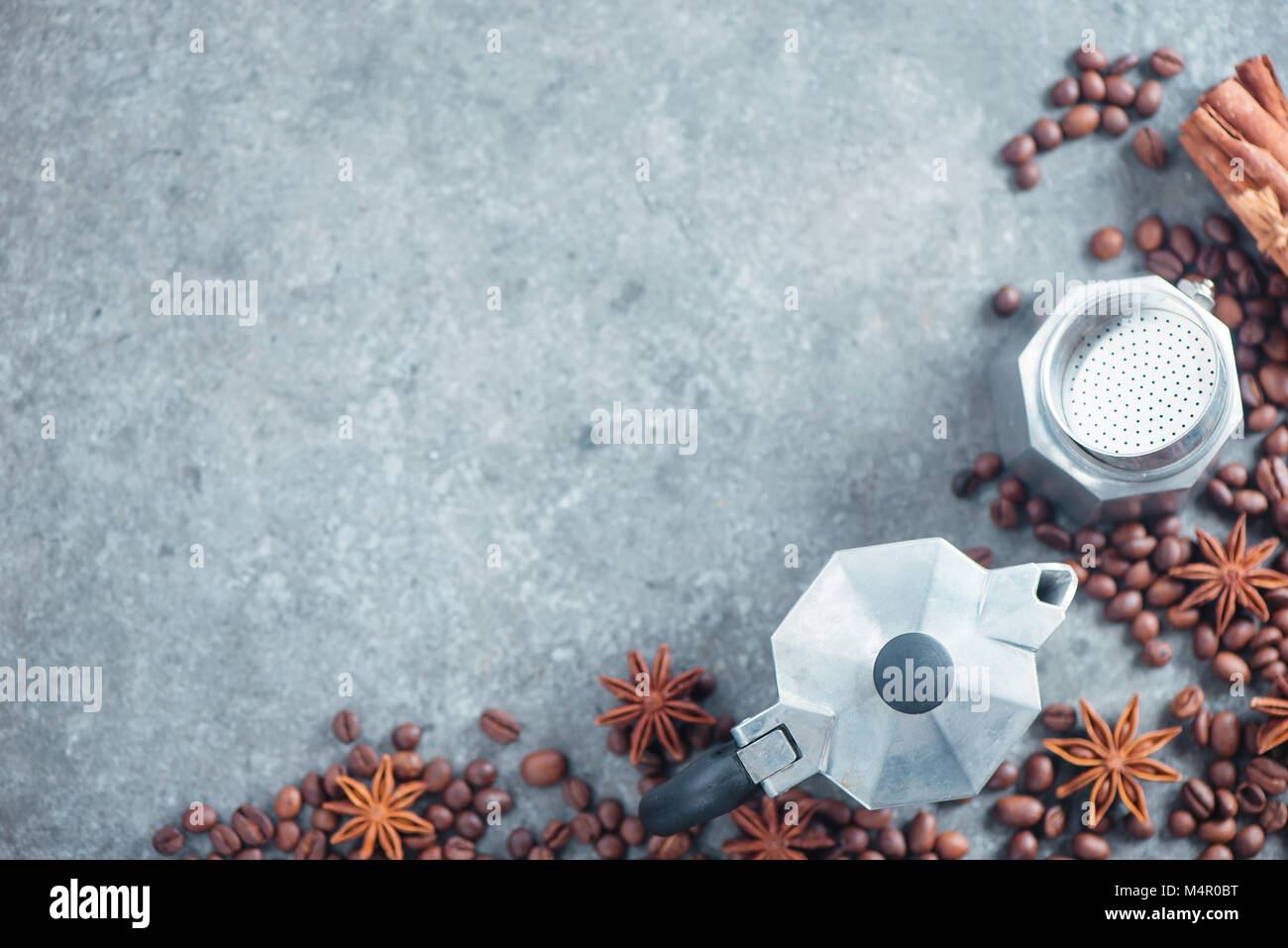 Moka pot démonté télévision jeter avec les grains de café, cannelle et anis étoile. Bouilloire avec copie espace. Banque D'Images