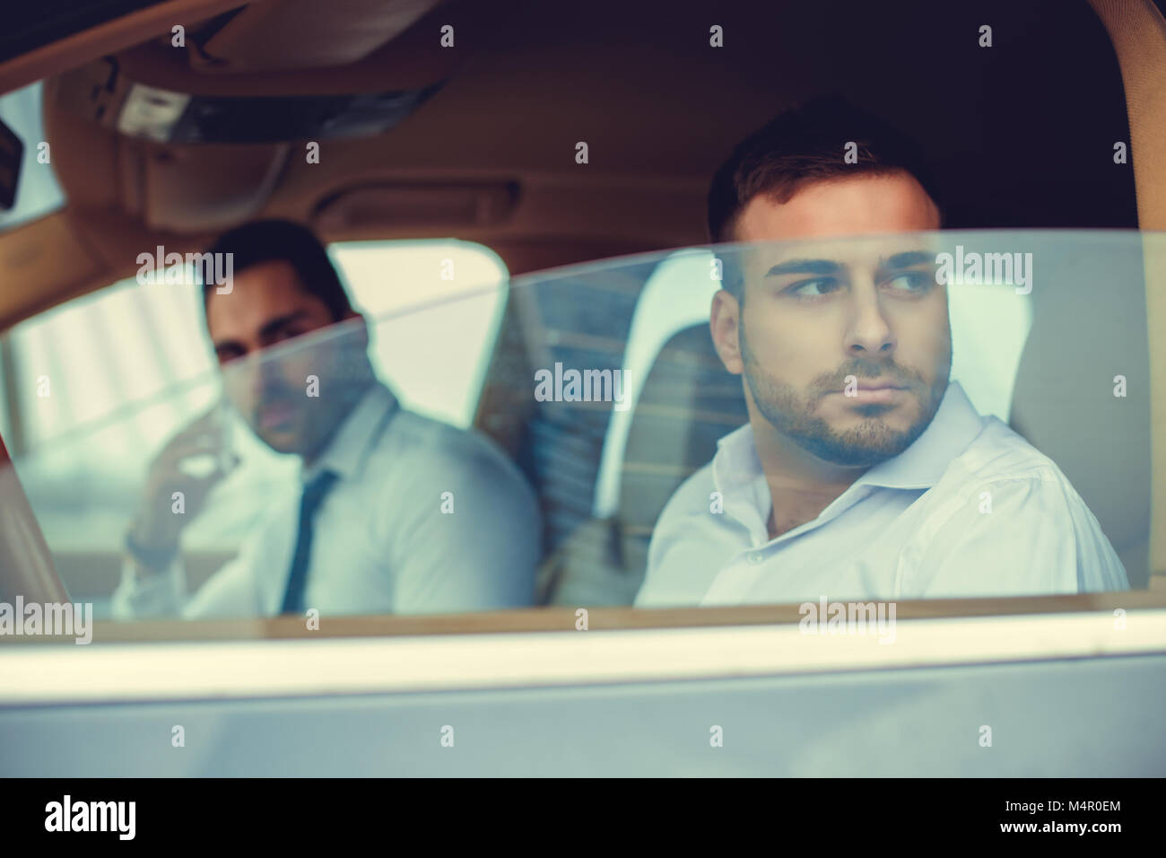 Deux gars dans une voiture Banque de photographies et d’images à haute résolution Alamy