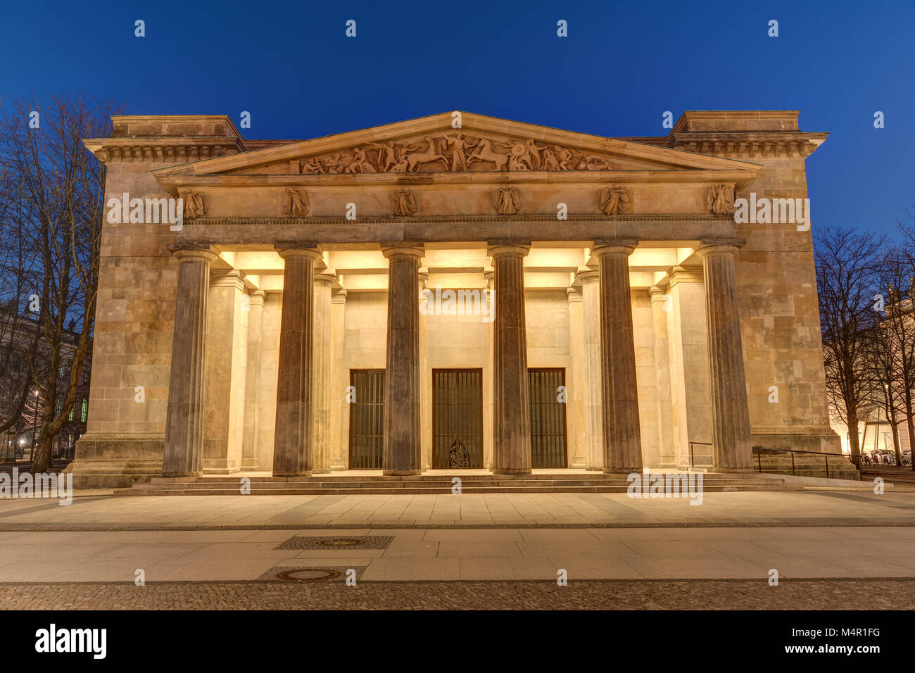 La Neue Wache à Berlin, le mémorial central de la République fédérale d'Allemagne pour les victimes de la guerre et de la dictature, la nuit Banque D'Images