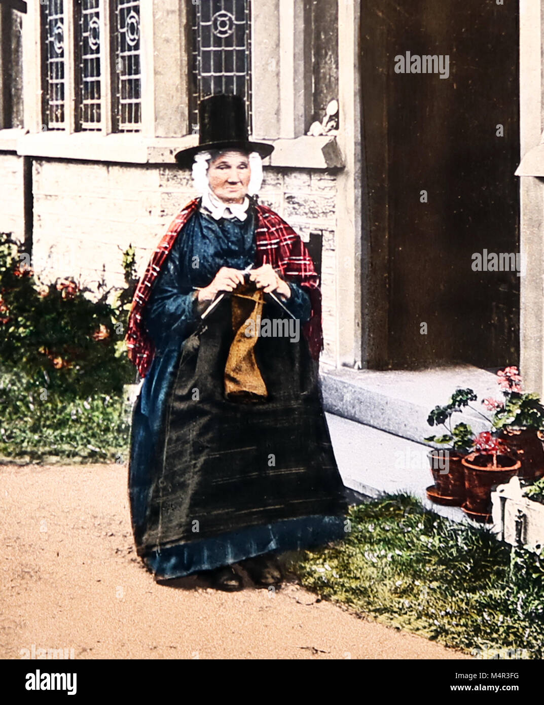 Dame en costume traditionnel en tan-y-Bwlch, Pays de Galles, l'ère victorienne, coloriés à la main photo Banque D'Images