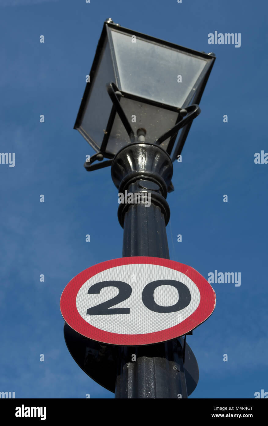 British 20 milles à l'heure limite de vitesse fixée à lampadaire, Lincoln's Inn Fields, Londres, Angleterre Banque D'Images