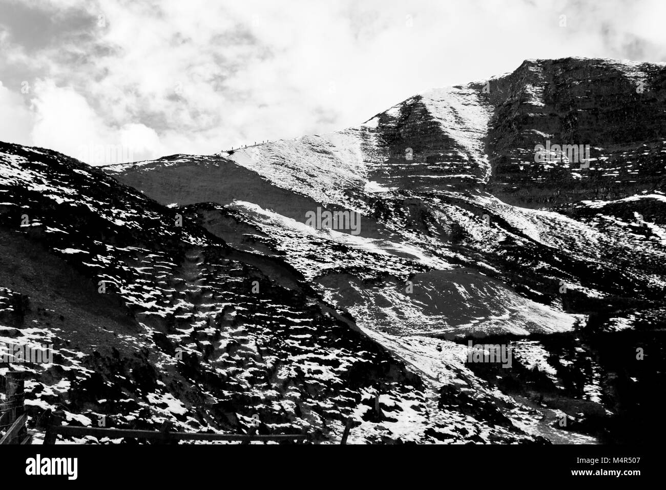 Les images en noir et blanc de la neige sur les collines dans la région de Peak District National Park, Angleterre Banque D'Images