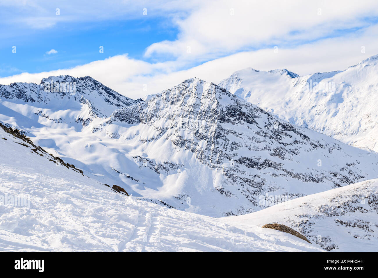 Voir de belles montagnes couvertes de neige fraîche pendant la saison d'hiver, domaine skiable Obergurgl-Hochgurgl, Autriche Banque D'Images