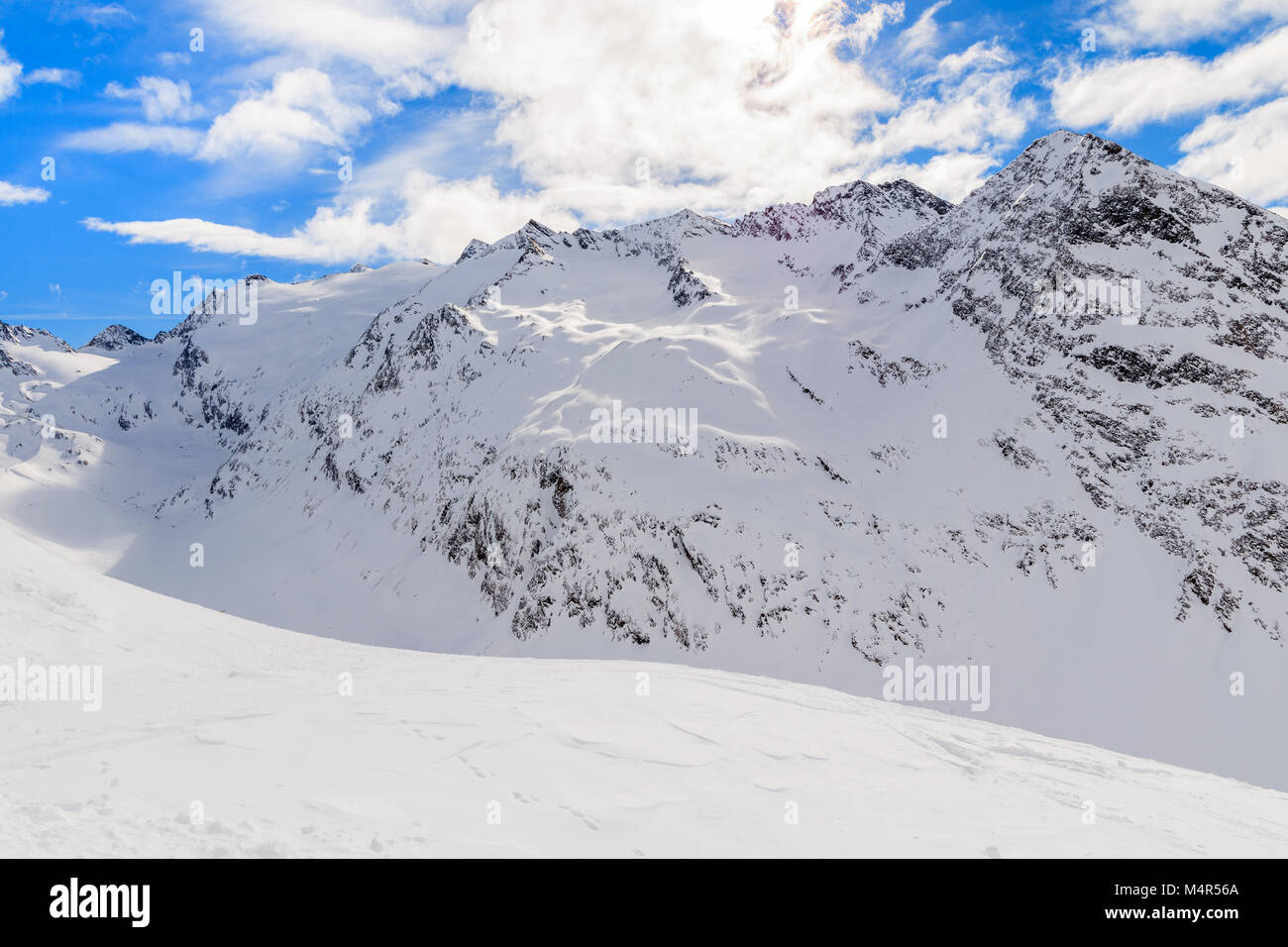 Voir de belles montagnes couvertes de neige fraîche pendant la saison d'hiver, domaine skiable Obergurgl-Hochgurgl, Autriche Banque D'Images