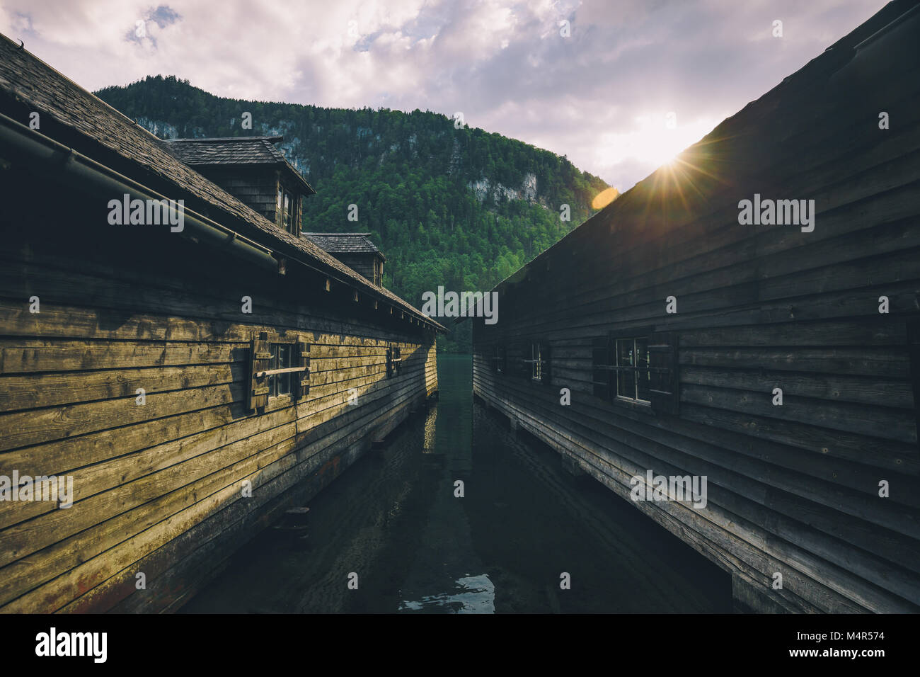 Belle vue de maison de bateau traditionnel en bois sur les berges du célèbre Lac Königsse dans Nationalpark Berchtesgaden au coucher du soleil, Bavière, Allemagne Banque D'Images