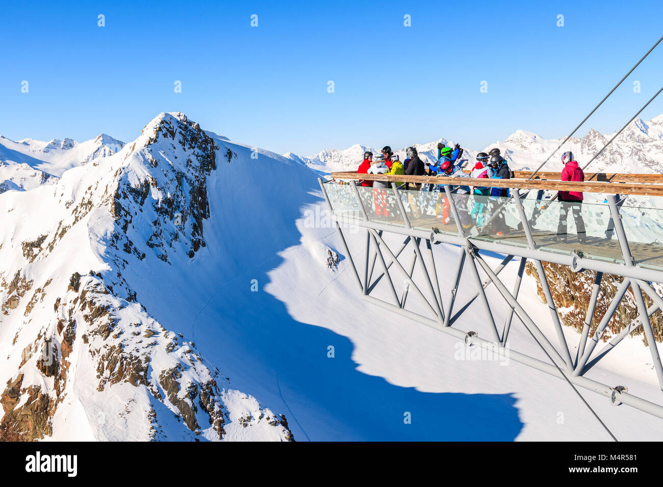 Station de ski de Sölden, Autriche - Jan 29, 2018 : les skieurs à la plate-forme de la montagne dans la station de ski de Sölden sur belle journée d'hiver ensoleillée, Tirol, Autriche. Banque D'Images