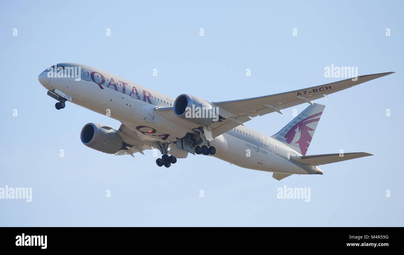 Qatar Airways Boeing 787 Dreamliner A7-BCH au départ de l'aéroport de Londres Heathrow LHR Banque D'Images