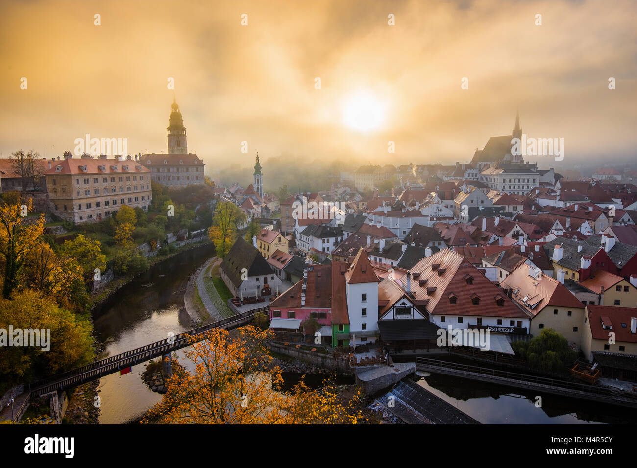 Vue panoramique sur la ville historique de Cesky Krumlov à Cesky Krumlov Castle, célèbre site du patrimoine mondial de l'UNESCO depuis 1992, dans un beau matin l Banque D'Images