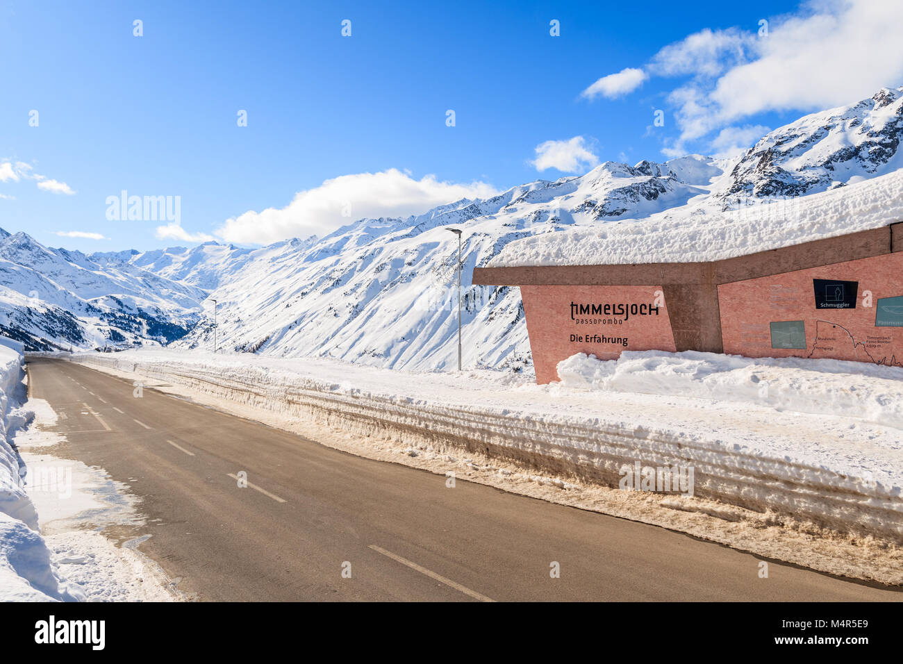 OBERGURGL HOCHGURGL-musée de la montagne, de l'AUTRICHE - Jan 31, 2018 : winter road à Motorcycle Museum de belles montagnes en Hochgurgl-Obergurgl ski area, Banque D'Images