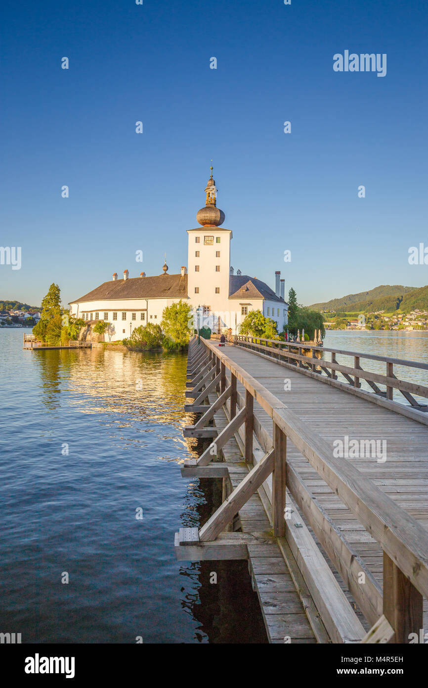 Belle vue sur célèbre Schloss Ort avec pont en bois sur le lac Traunsee dans la belle lumière du soir au coucher du soleil d'or, Gmunden, région du Salzkammergut, UN Banque D'Images