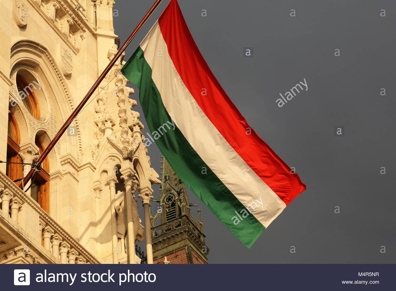 Le drapeau national hongrois en accrochant la lumière de l'après-midi d'or que les élections générales appraches. Il aura lieu le 8 avril 2018. Banque D'Images