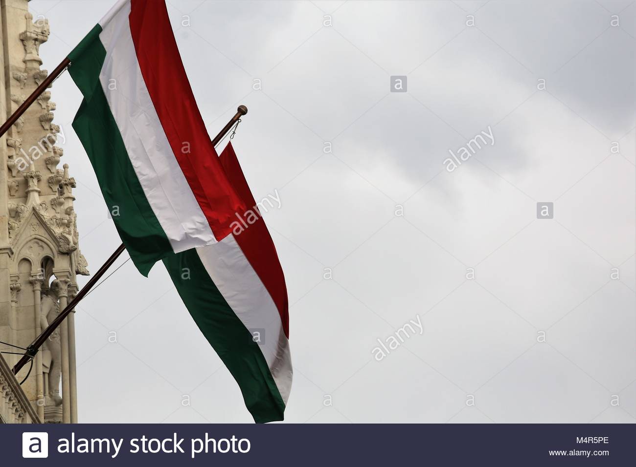 Le drapeau national hongrois en accrochant la lumière de l'après-midi d'or que les élections générales appraches. Il aura lieu le 8 avril 2018. Banque D'Images