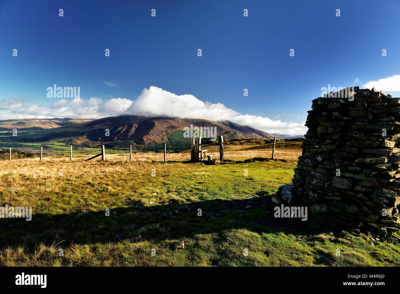 Les nuages bas sur le sommet de Skiddaw Banque D'Images