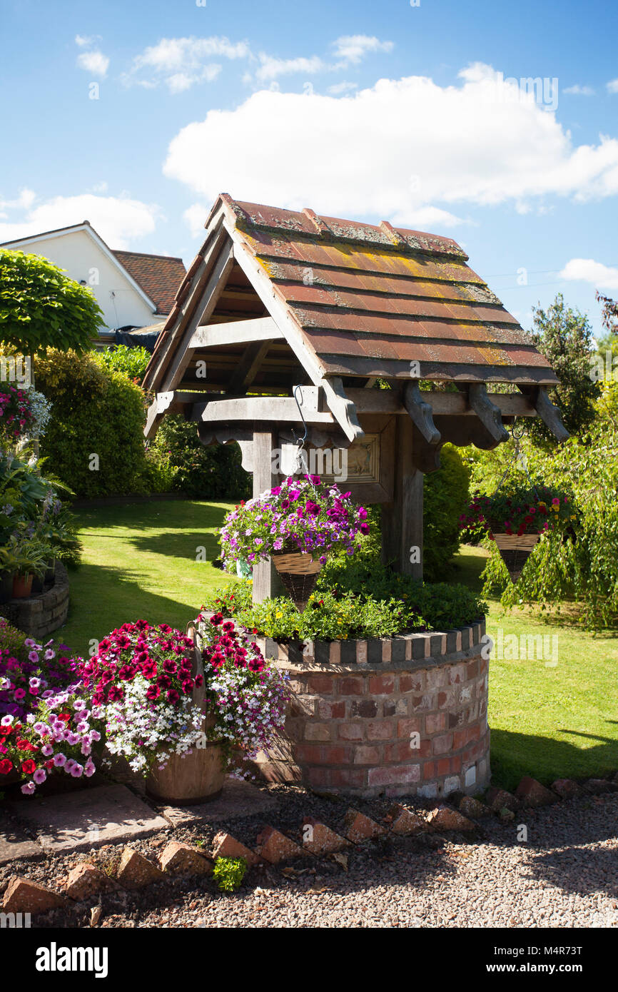 Vieux Jardin bien planté avec des pétunias et calibrachoa Banque D'Images