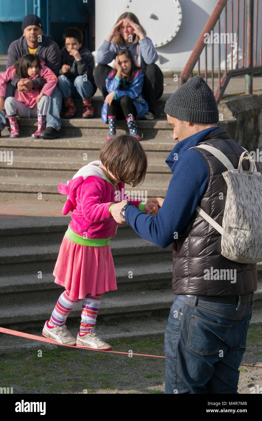 États-unis, Washington, Seattle, père d'aider sa petite fille sur une corde raide. Banque D'Images