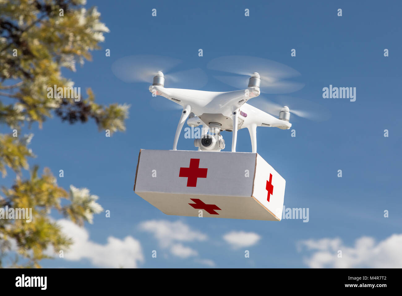 Drone quadcopter transporter une trousse de premiers secours pour soins  médicaux d'urgence rapide Photo Stock - Alamy