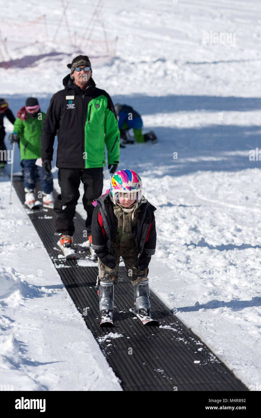 Les enfants et moniteur de ski sur un tapis magique téléskis à Anthony Lakes Mountain Resort, dans le nord-est de l'Oregon. Banque D'Images