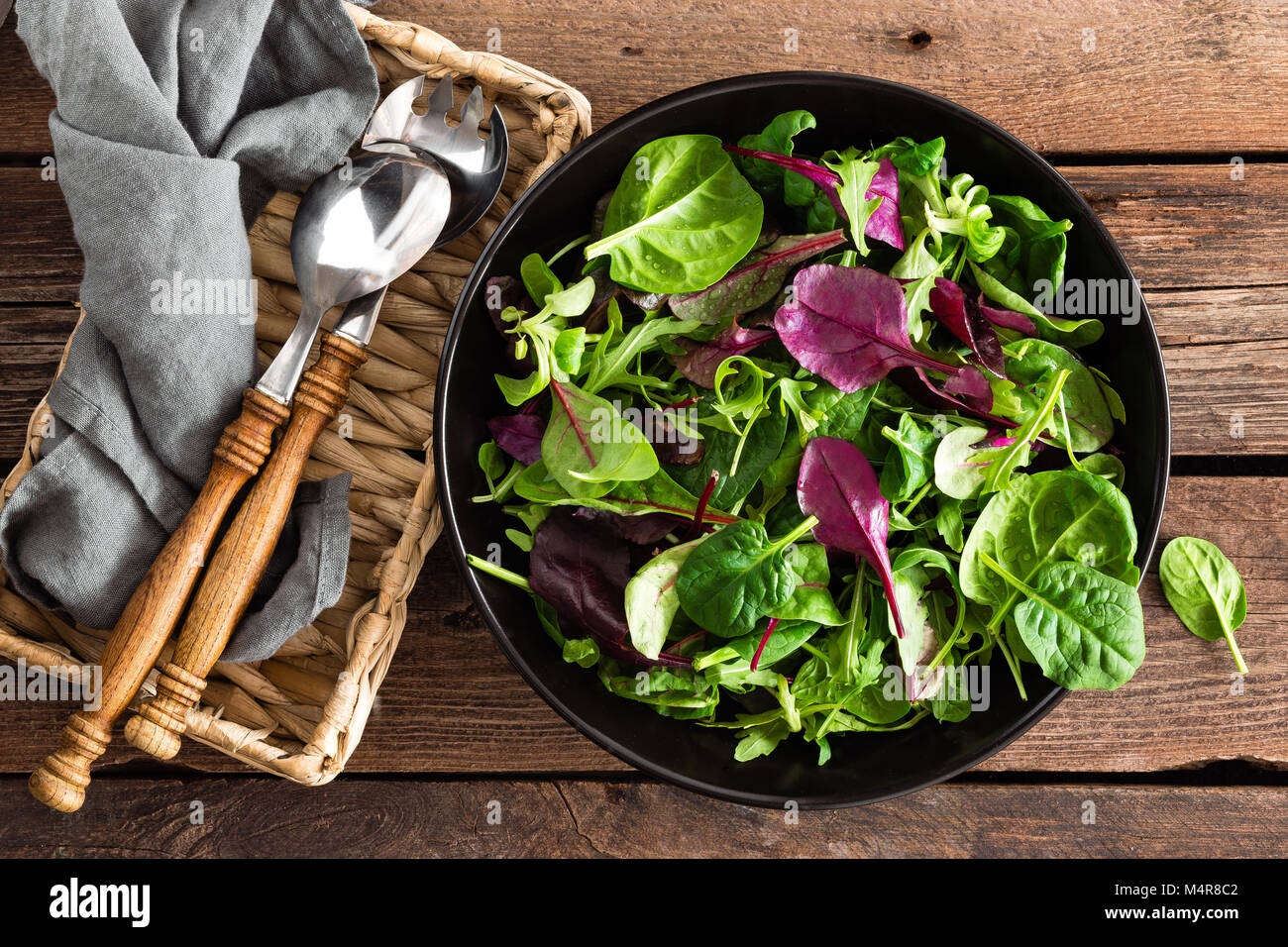 Salade fraîche mélange d'Épinards, roquette, basilic et la bette. La cuisine Italienne Banque D'Images