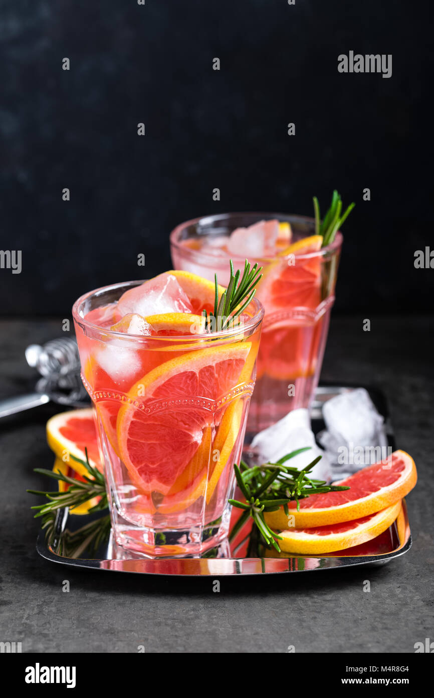 Le pamplemousse et romarin frais cocktail gin avec du jus d'agrumes d'été froid, boisson rafraîchissante ou boissons avec de la glace Banque D'Images