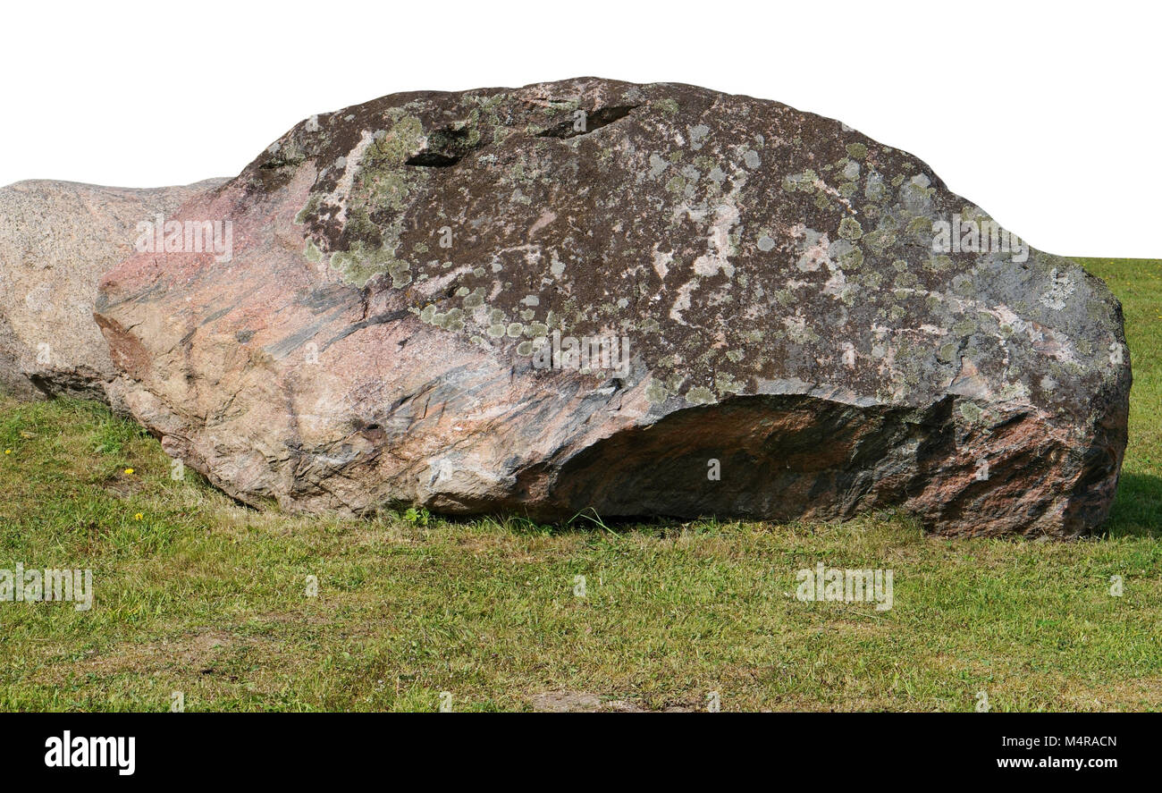 La grande pierre de granit moussu ancienne se situent sur une clairière d'herbe vert forêt. Isolé sur le haut avec patch Banque D'Images