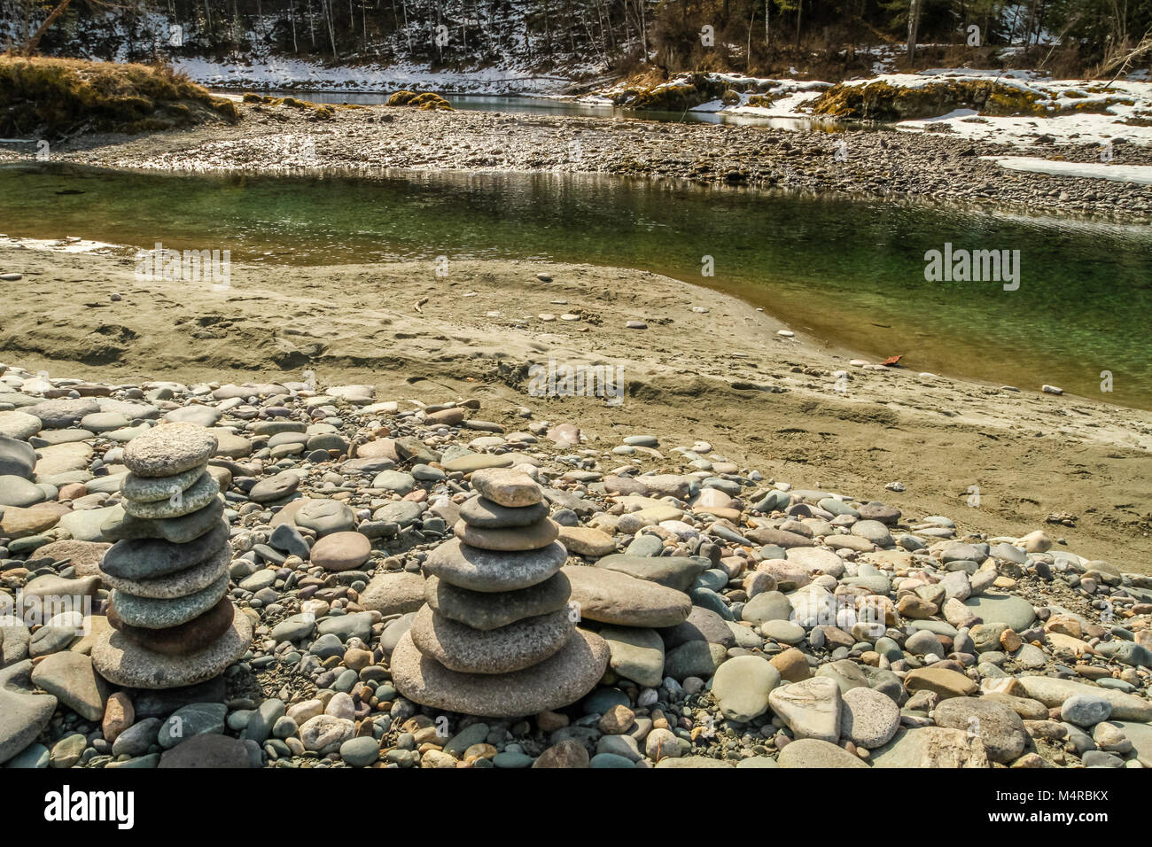 Pile de pierres, lacs bleus à la rivière Katun, Chemalsky District, République de l'Altaï, en Russie Banque D'Images