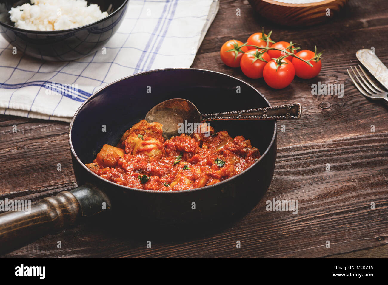 La cuisine indienne traditionnelle. Tikka masala épicé avec du riz sur la table en bois Banque D'Images